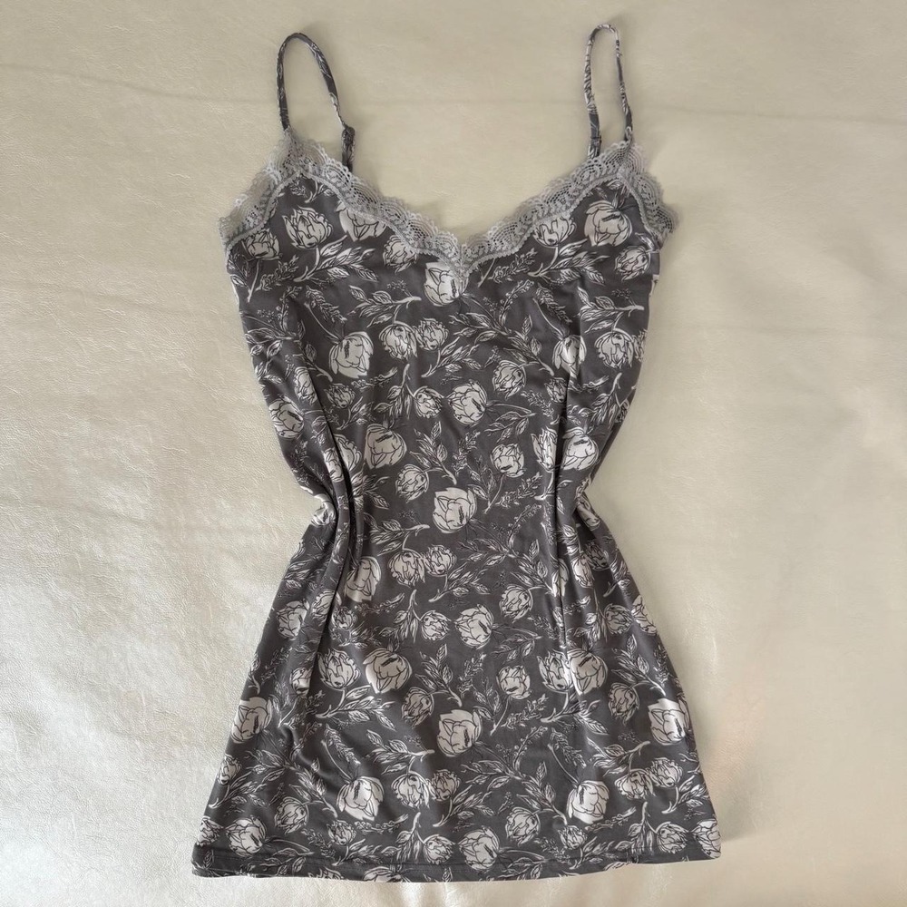 2000s Thalia Sodi Gray & white floral lace slip